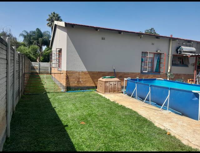 3 BEDROOM HOUSE FOR SALE IN OOS EINDE